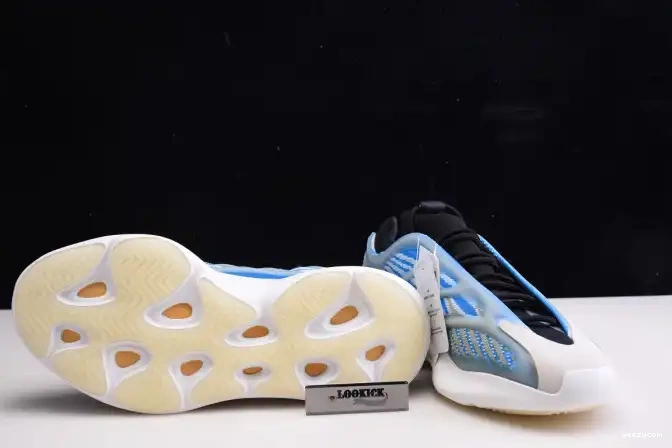 THE ADIDAS DARK IN G54850 V3 YEEZY GLOW 700 0601